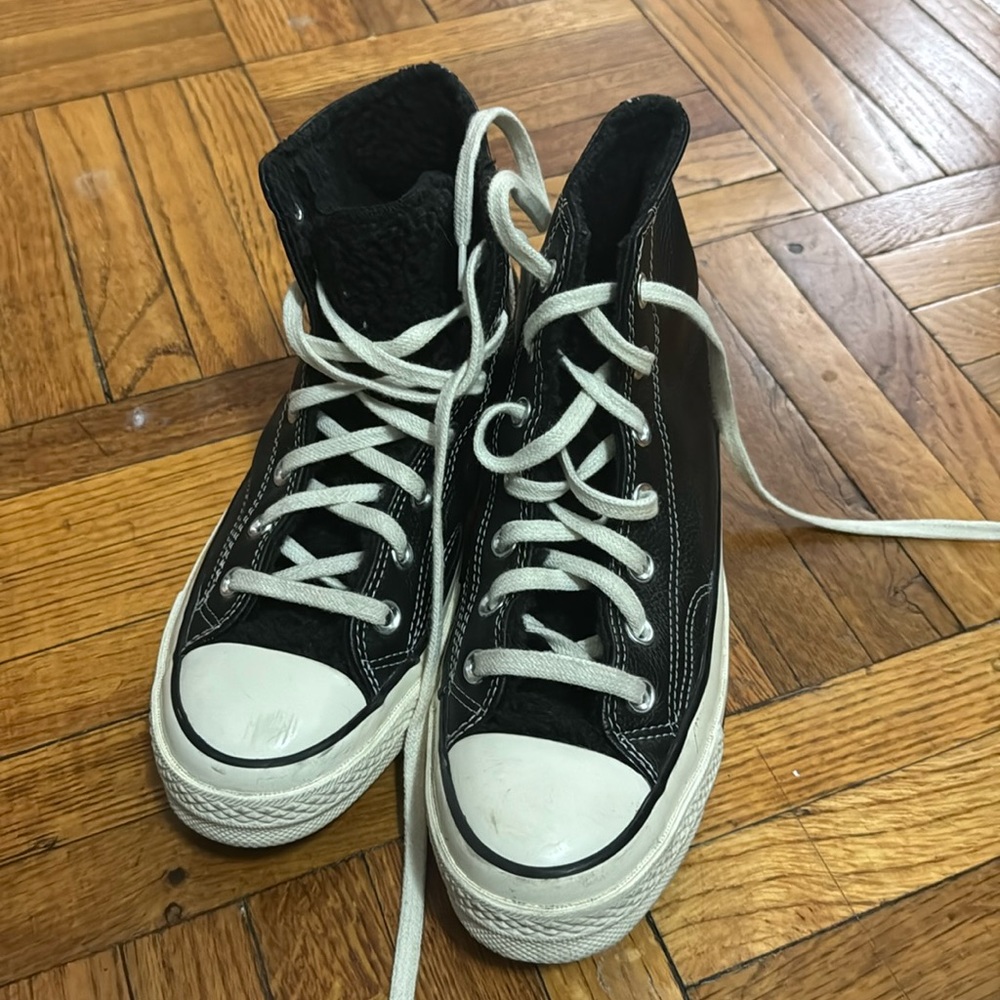Black leather high top converse with fleece inside. Size 7. Great condition!